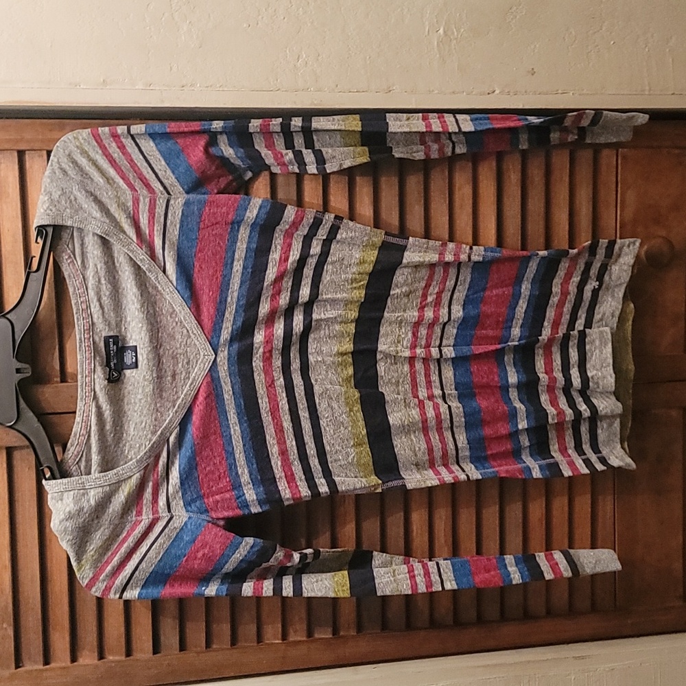 American Eagle long sleeve v-neck top